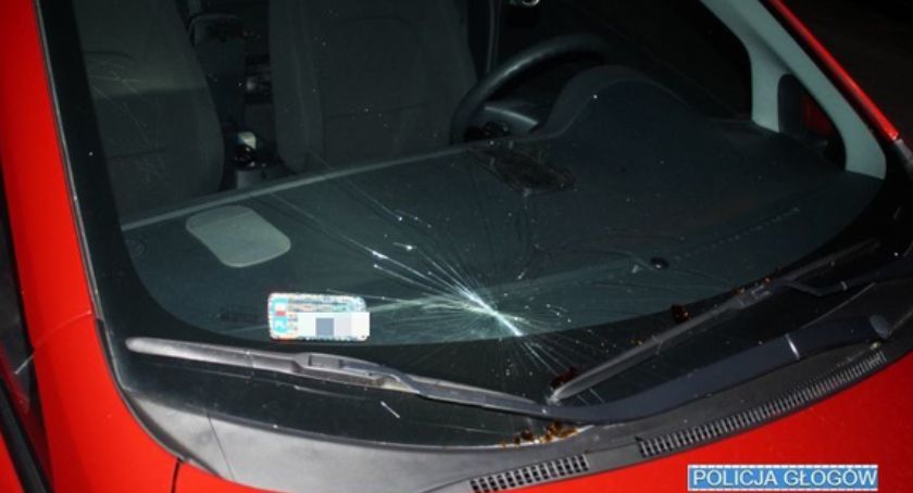 Rzucił butelką w samochód, ale nie w ten, w który chciał – został zatrzymany przez policjantów