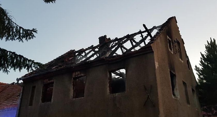 W płonącym w Legnicy domu leżał mężczyzna 