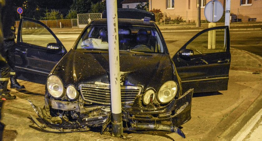 Staranował sygnalizator i uciekł z miejsca zdarzenia
