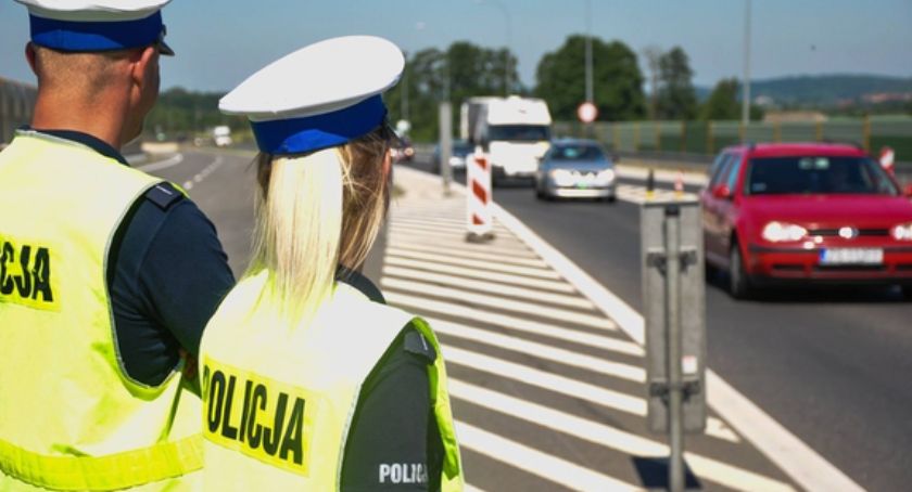 Lato w pełni, czas wyruszyć na długo oczekiwany urlop. Zadbaj o to, aby bezpiecznie dojechać do upragnionego celu podróży