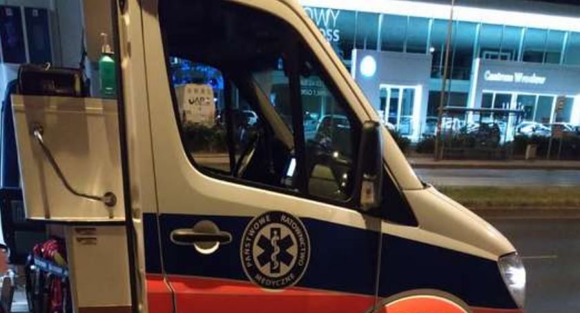 Agresywny pacjent wyskoczył z karetki. Uciekał tak szybko, że zgubił buty.