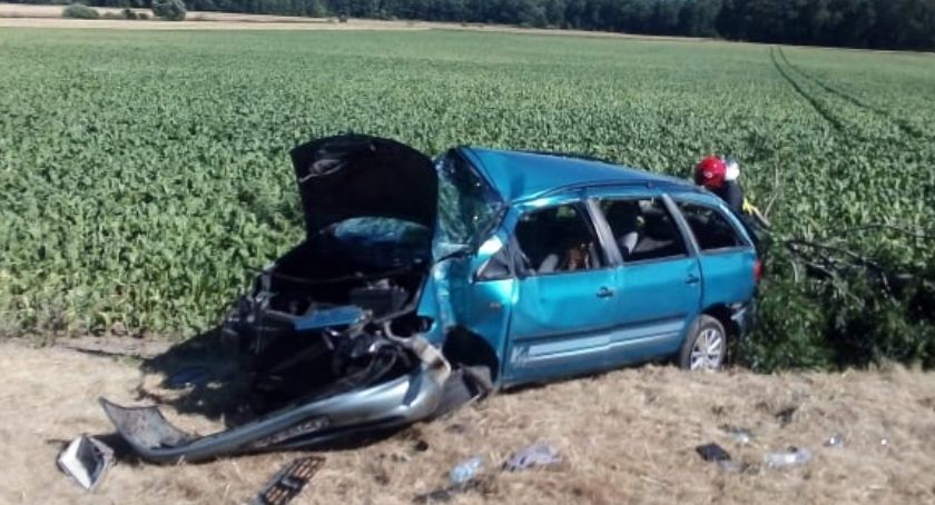 Wyprzedzał na zakręcie i wypadł z drogi