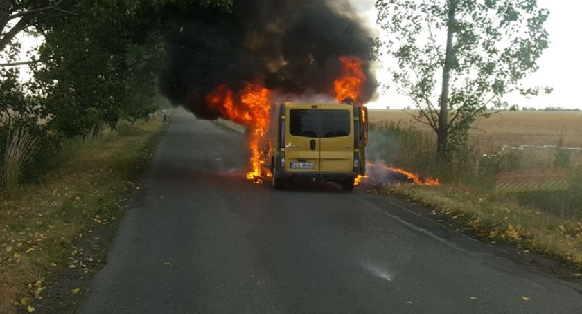 Pod Oławą spłonął dostawczy bus