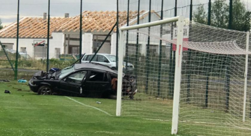 Rozbite auto na piłkarskim boisku
