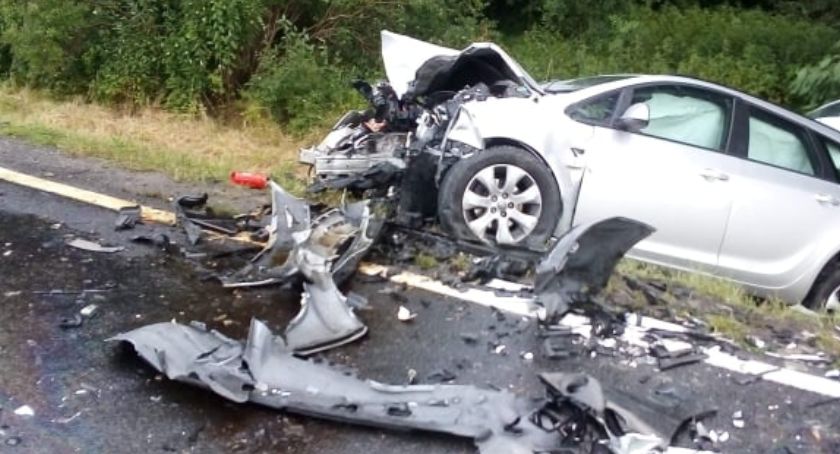 Zderzenie dwóch samochodów pod Mirosławicami