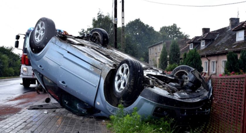  Zderzenie dwóch samochodów w Kamieńcu Ząbkowickim. Jedno auto dachowało
