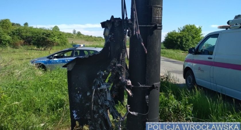 Podpalali słupy energetyczne. policja zatrzymała czterech sprawców.