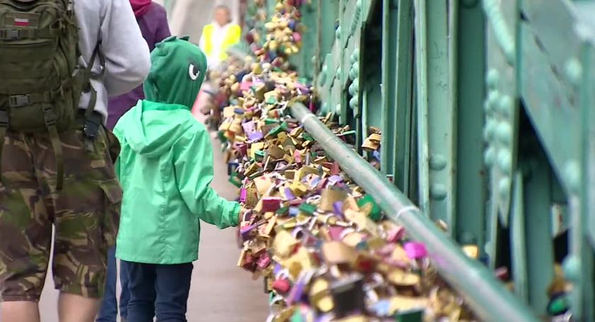 Koniec z „symbolami miłości” na Moście Tumskim we Wrocławiu. Kłódki do zdjęcia, zabytek do remontu