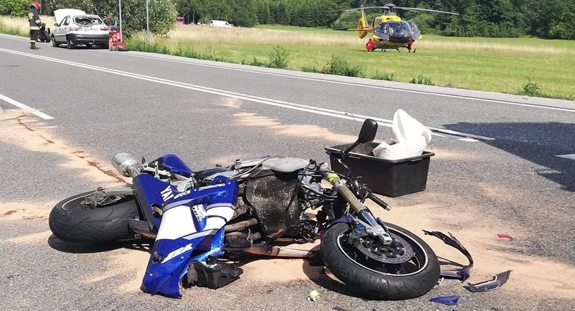 Rpzpędzony motocykl wpadł na auto osobowe