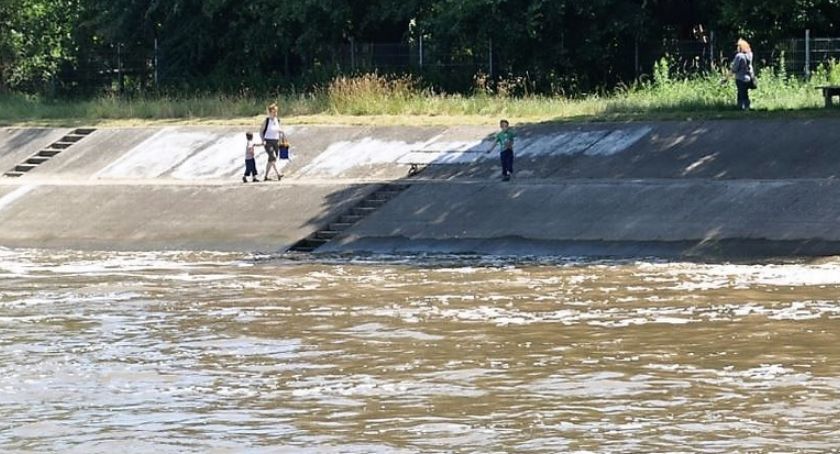 Kąpiel tylko w miejscach strzeżonych i na trzeźwo!