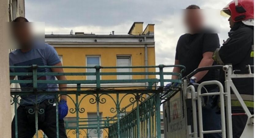 Chciał uciec przez balkon, trafił do szpitala. 32-latek odpowie za liczne przestępstwa