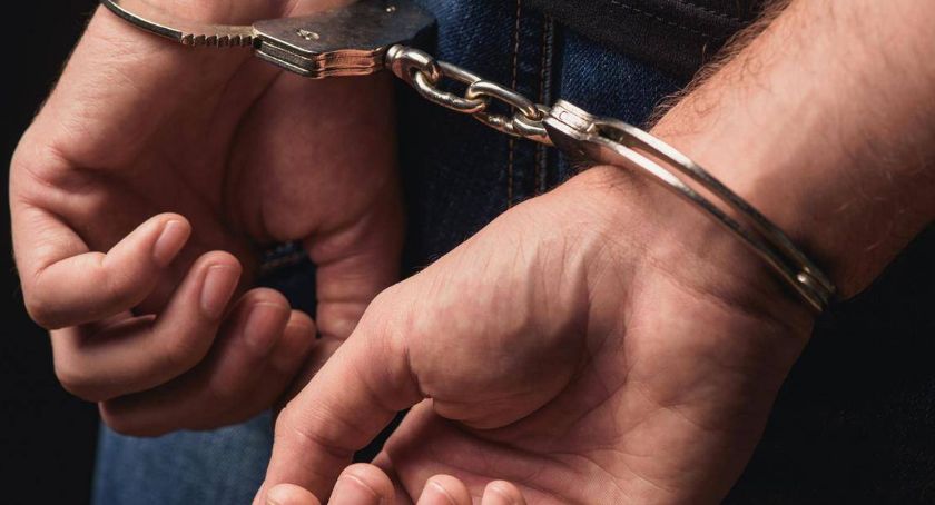 31-latek podczas ucieczki przed policjantami zniszczył ogrodzenie