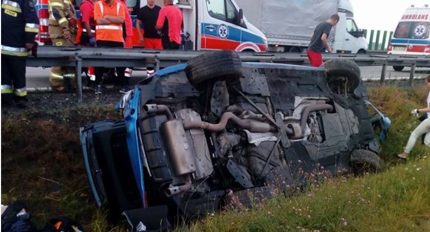 Na autostradzie A4 auto wypadło z drogi i dachowało