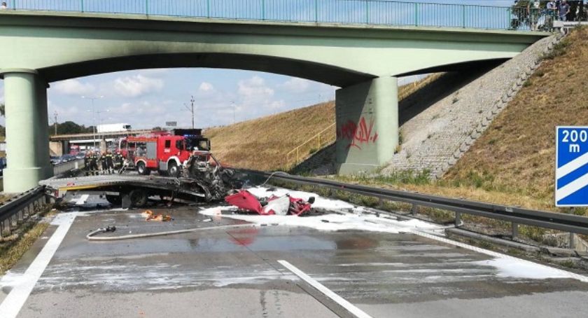 Policjanci wyciągneli poszkodowanego z płonącego auta