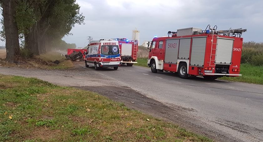 Tragiczny wypadek w Strzelinie. Nie żyje kierowca auta które uderzyło w drzewo.