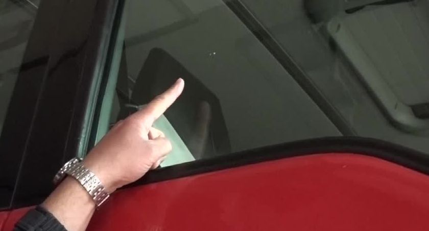 Strzały z wiatrówki do wozu strażackiego w Lubaniu? Sprawę bada policja