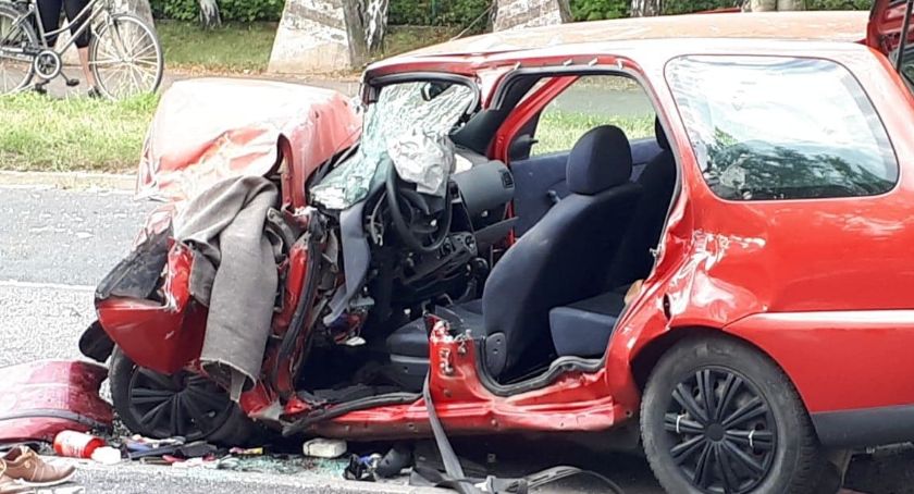 Czołowe zderzenie autobusu MPK z autem osobowym. Ciężko ranna jedna osoba.