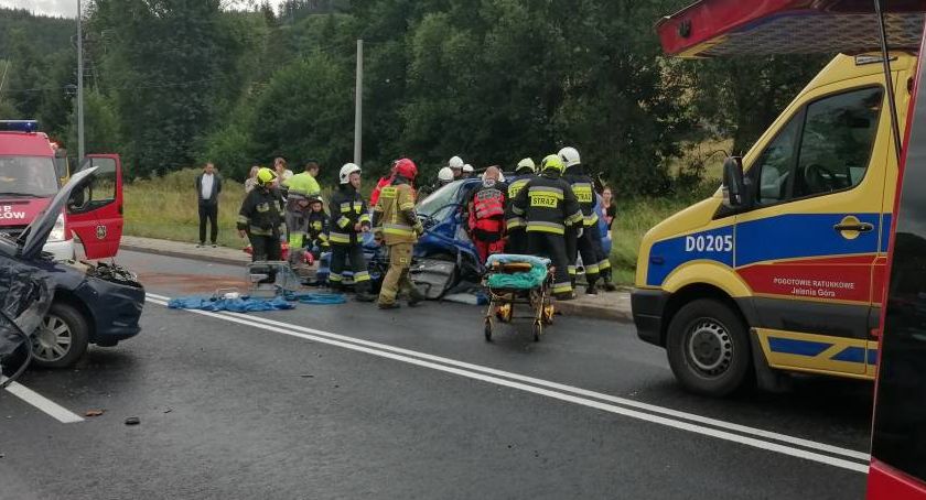 Wypadek pod Jelenią Górą. Kamera zarejestrowała moment zderzenia samochodów.