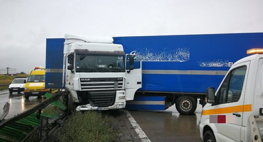 Wypadek na A4. Tir uderzył w bariery i zablokował przejazd.