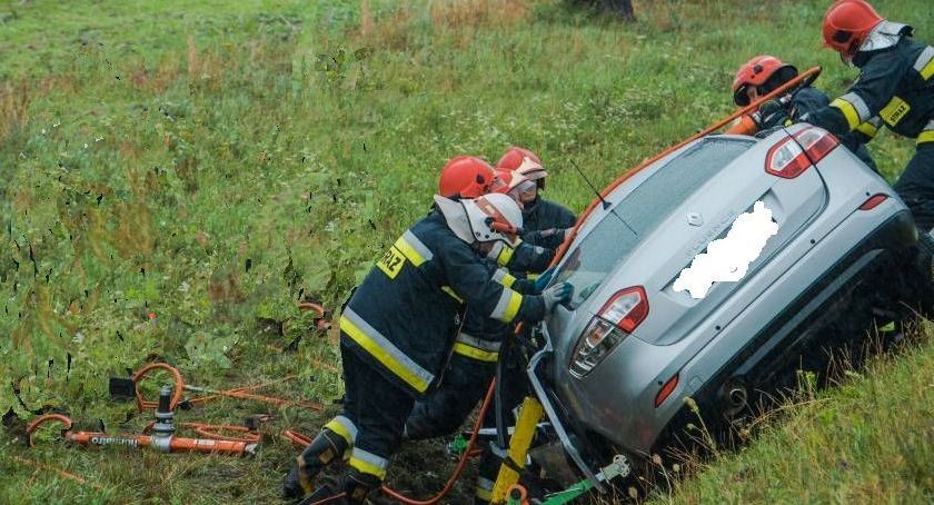 Zderzenie auta osobowego z ciężarowym. Kobieta byłą długo uwięziona w rozbitym pojeździe