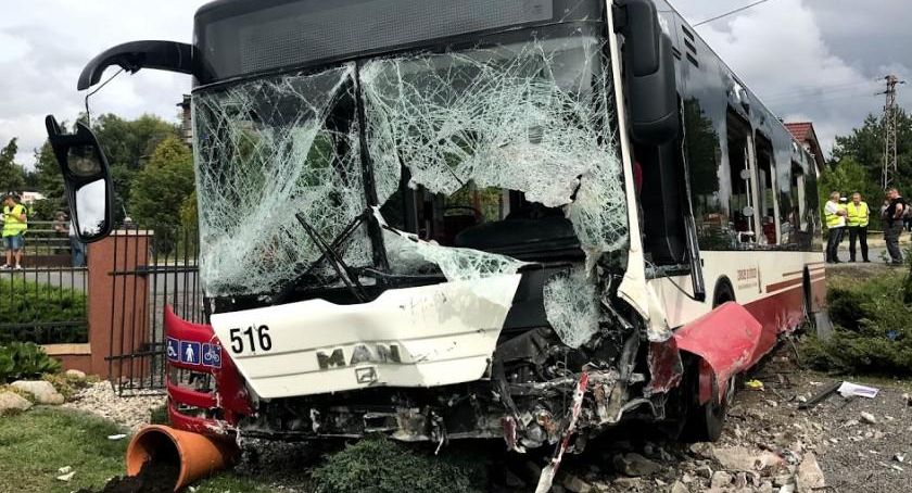 Autobus MZK staranował murowane ogrodzenie i wjechał na prywatną po sesję