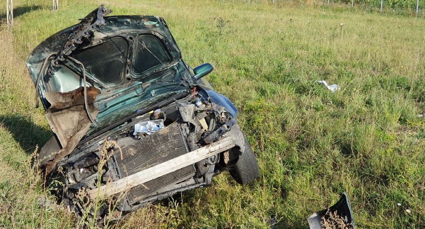 Wypadek na A4. Bus uderzył w auto osobowe i wypchnął je do rowu