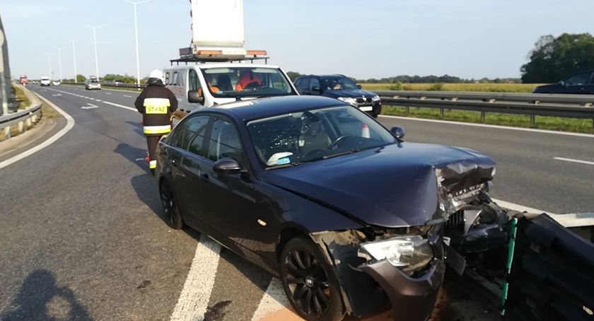 Wypadek na S8. Zamiast zjechać na MOP wbił się w barierę energochłonną