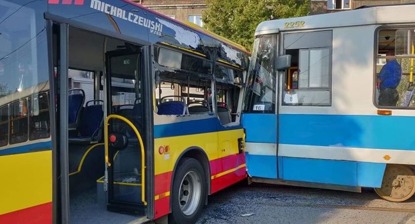 Tramwaj uderzył w autobus na Tarnogaju