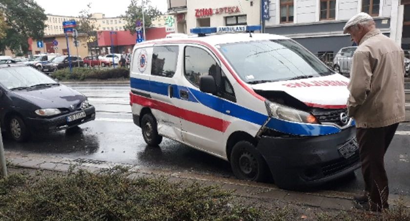 Zderzenie trzech aut na Traugutta. Zablokowane torowisko tramwajowe
