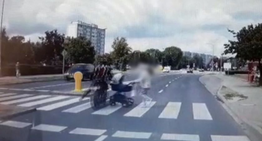 Motocyklista potrącił wózek z dzieckiem