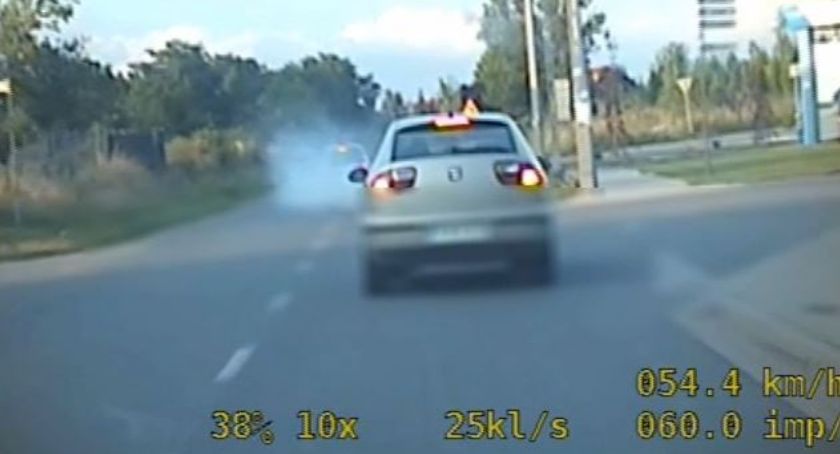 Driftował na drodze. Nie wiedział, że jadą za nim policjanci
