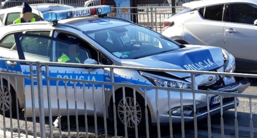 Rozbity radiowóz na ulicy Jedności