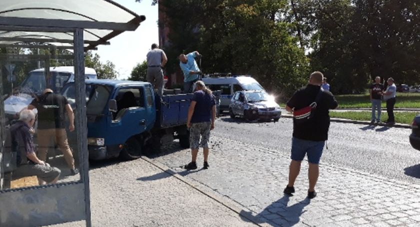 Na Wiśniowej samochód z węglem zderzył sie z innym pojazdem 