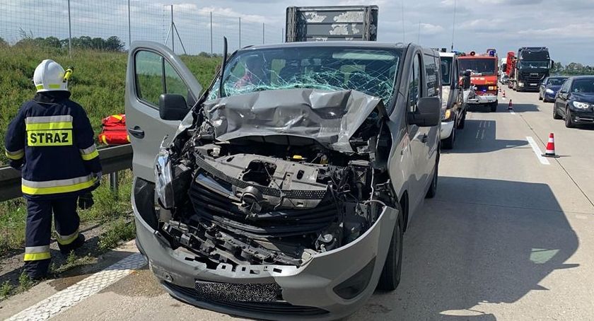 Bus zderzył się z autem ciężarowym na A4