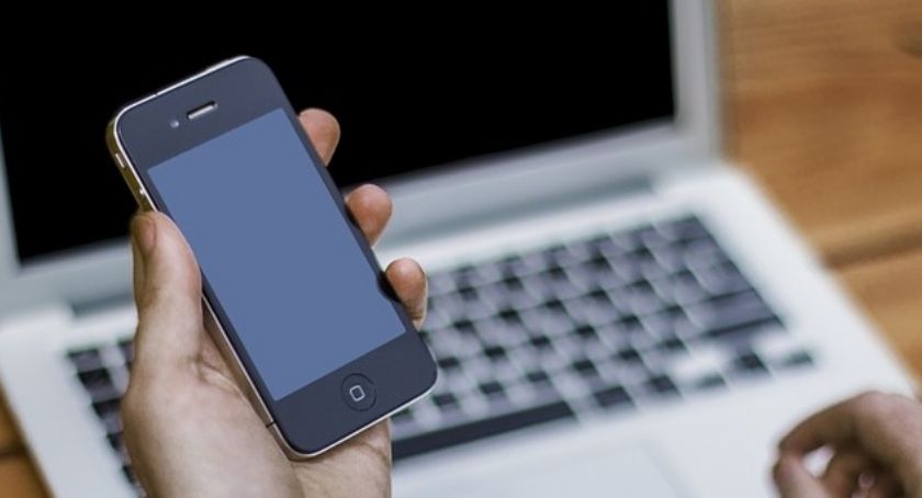 Jedno zdjęcie może wyrządzić wiele krzywdy. Czym jest sexting?