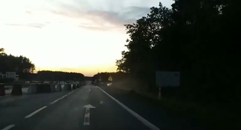 Pijany ojciec wiózł samochodem dwoje swoich dzieci! Jazdę zakończył w przydrożnym rowie. Teraz odpowie za to przed sądem