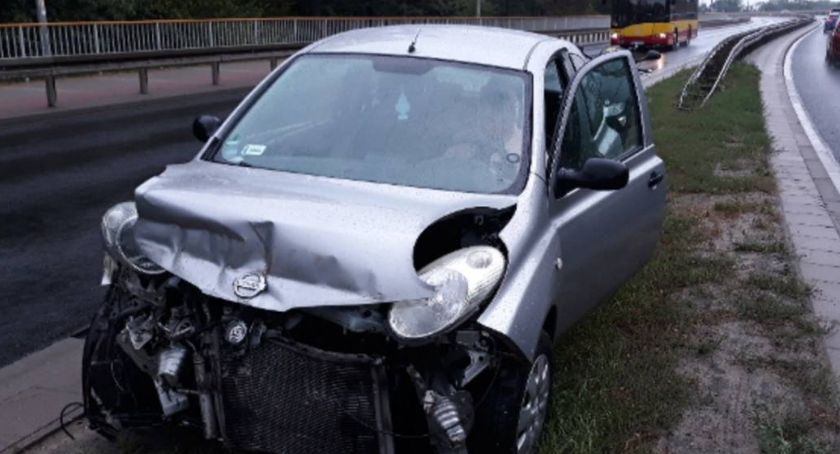 Na Moście Milenijnym auto wpadło w poślizg i rozbiło się na barierach