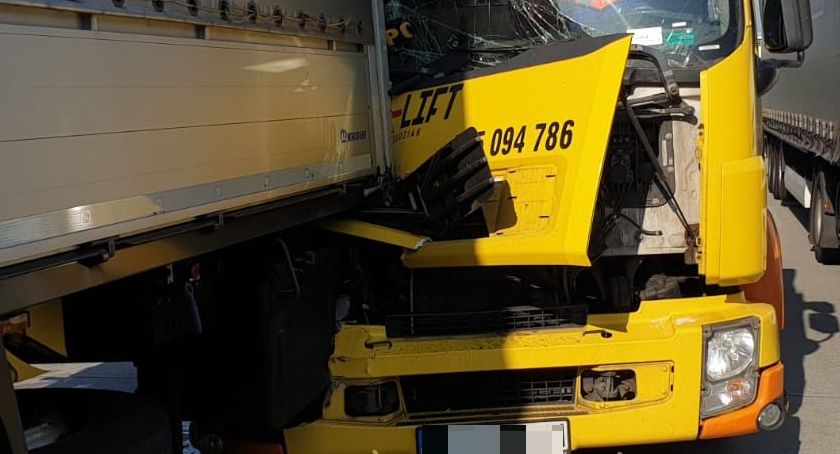 Zderzenie lawety z ciężarówką na A4. Autostrada zablokowana.