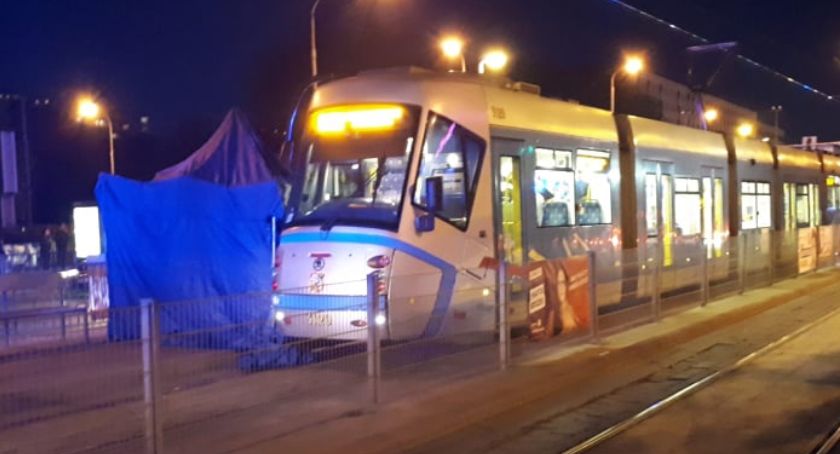 Tragedia na Legnickiej. Mężczyzna wpadł pod tramwaj. Nie przeżył wypadku.