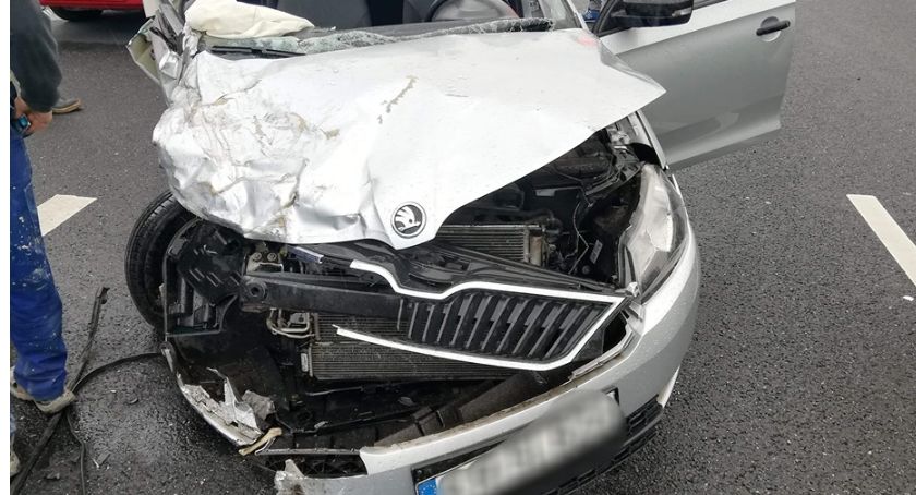 Wypadek na A4. Kierowca skody cudem uniknął śmierci