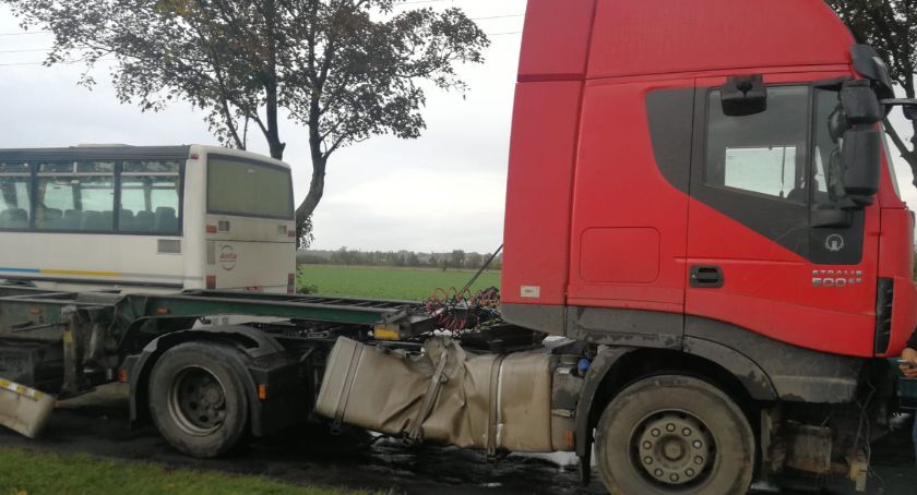 Ciężarówka wypadła z drogi