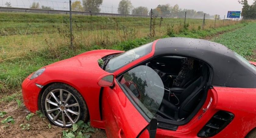 Porsche wypadło z drogi na autostradzie A4