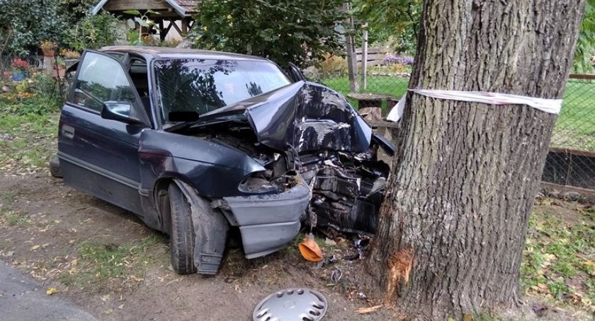 Uderzyła Oplem w przydrożne drzewo
