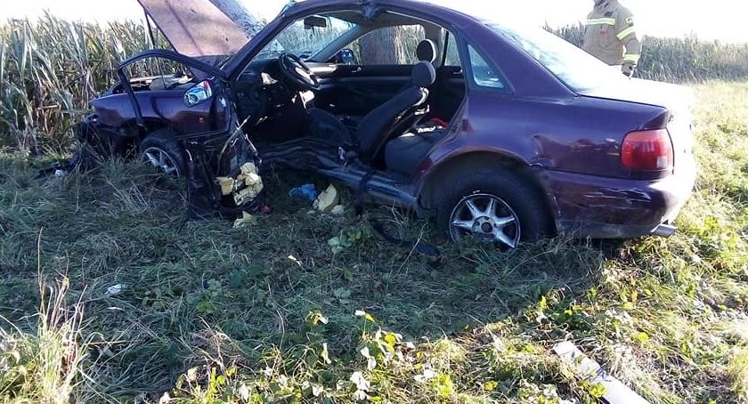 Pod Wrocławiem auto rozbiło się o drzewo