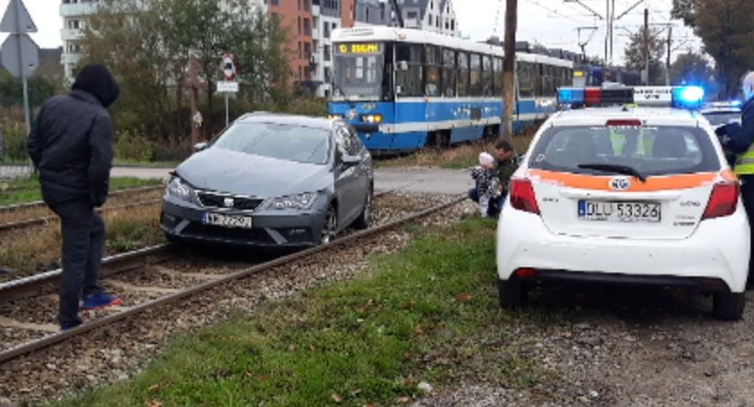 Zderzenie tramwaju z samochodem osobowym