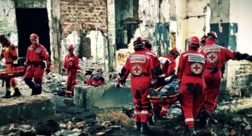Symulacja katastrofy budowlanej w Malczycach. Ratownicy z całej Polski ćwiczyli w ruinach fabryki