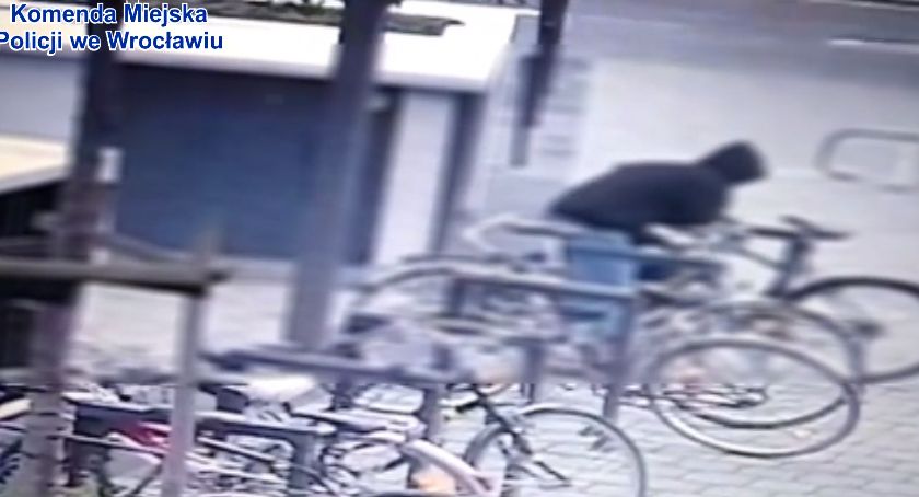 Kradzież w oku kamery. Zasłonięta twarz nie pomogła ukryć się sprawcy, wpadł w ręce policjantów [FILM]