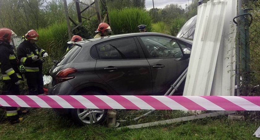Starszy mężczyzna zasłabł za kierownicą. Życie uratował mu strażak.