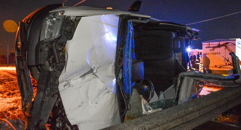 Poważny wypadek na przejeździe kolejowym w Bierutowie. Po ranną kobietę przyleciał śmigłowiec