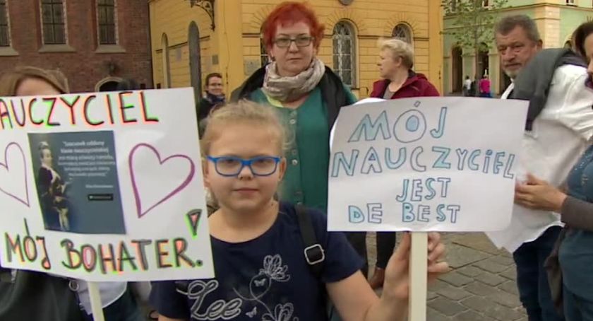 Nauczyciele o tydzień odroczyli rozpoczęcie strajku włoskiego. Jest wiele pytań nauczycieli i dyrektorów